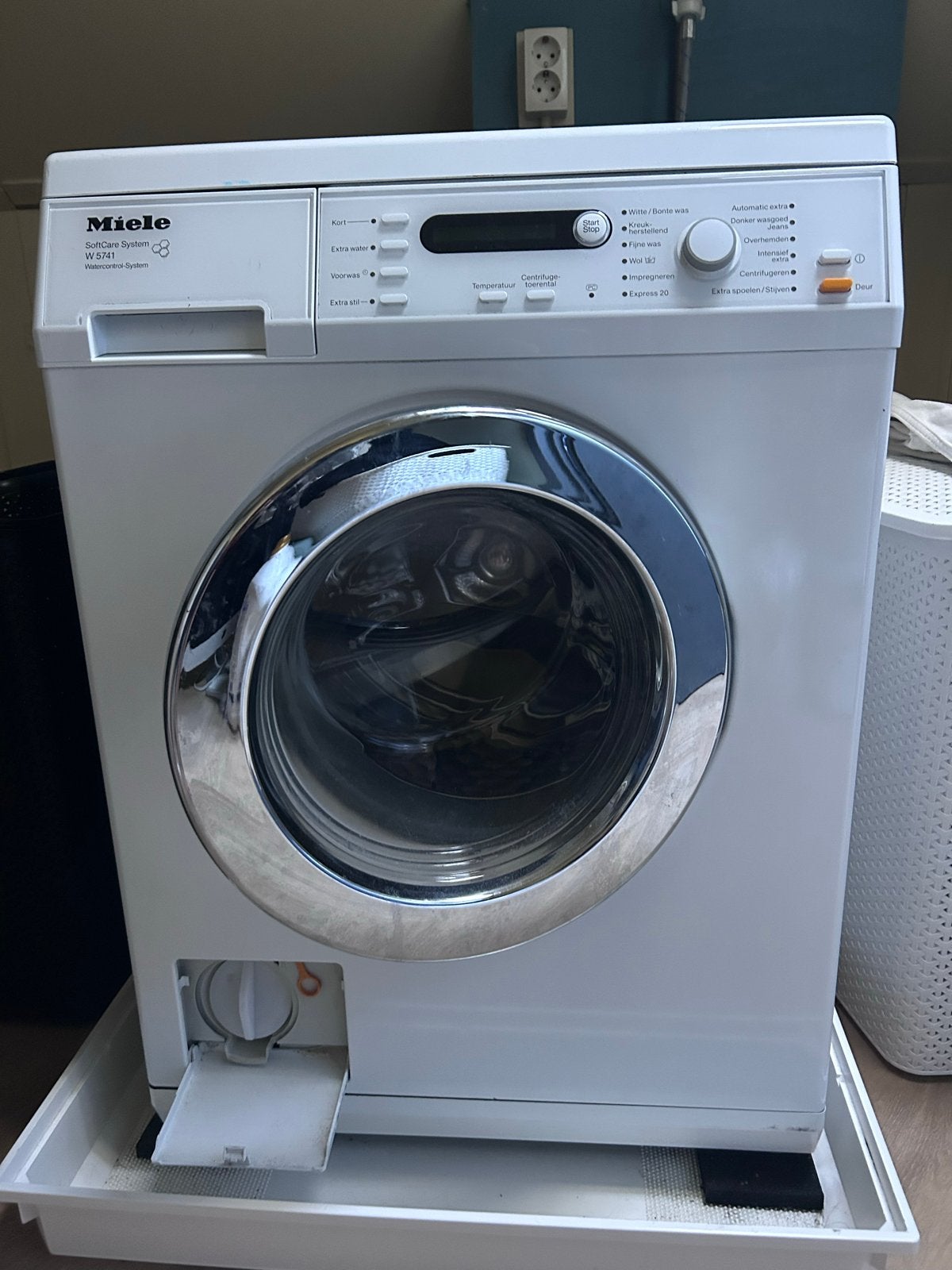 Miele W 5741 SoftCare System wasmachine met Defect, 1200 tot 1600 toeren, 8 tot 10 kg, Ophalen of Verzenden, Voorlader