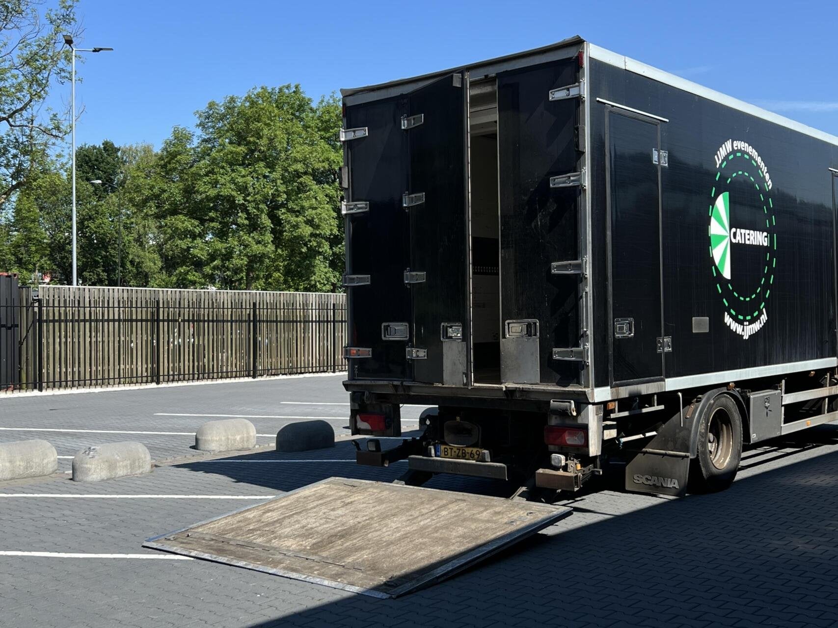 Scania P 340 B 4X2, CRUISE CONTROL, B.A.R. LAADKLEP, CARRIER, Auto's, Vrachtwagens, Automaat, Scania, Origineel Nederlands, Bedrijf
