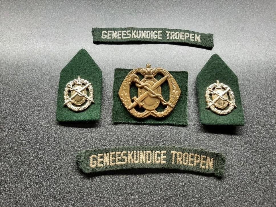 Geneeskundige  Troepen  - straatnamen en emblemen  KL., Verzamelen, Militaria | Algemeen, Ophalen of Verzenden, Landmacht, Nederland