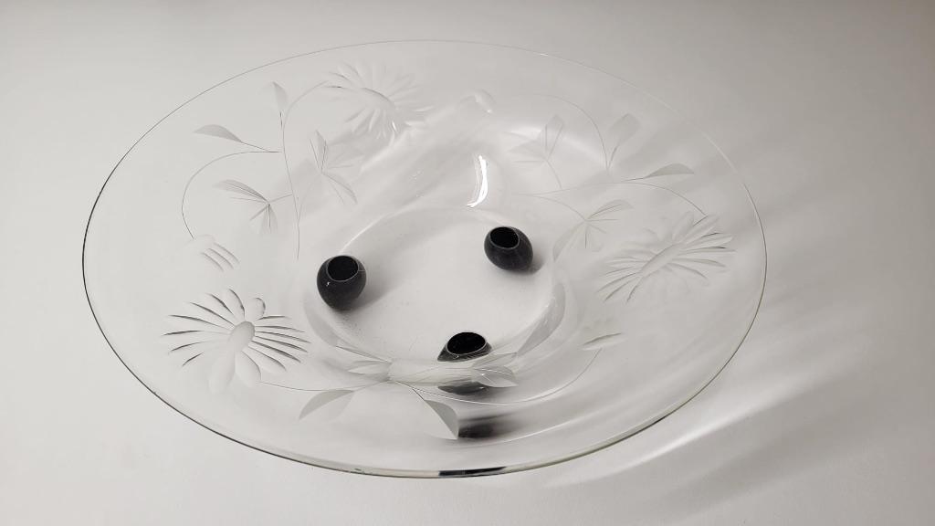 Art Deco gegraveerde glazen schaal met zwarte bolpotjes, Antiek en Kunst, Antiek | Glas en Kristal, Ophalen of Verzenden