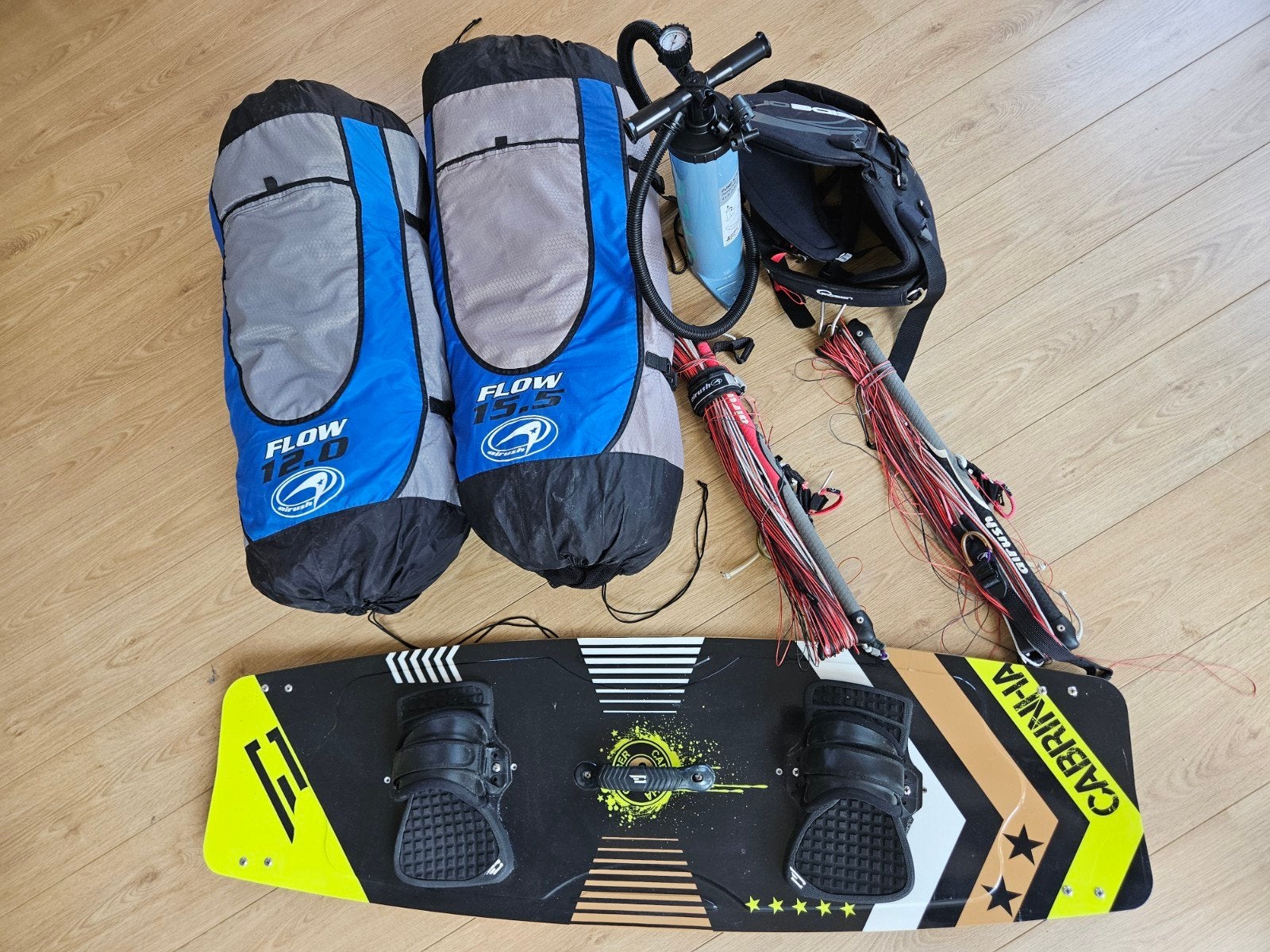 Complete kitesurf set: 2 Airush Flow kites, Cabrinha board, Watersport en Boten, Kitesurfen, Twintip, Ophalen, Gebruikt, Kitesurf-set