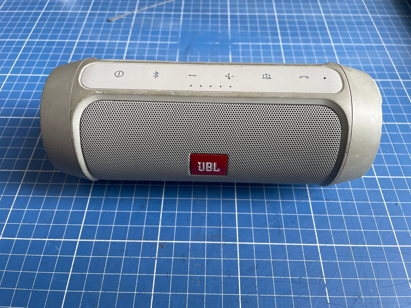 JBL Charge (defect) - Ideaal voor onderdelen of reparatie, JBL, Ophalen of Verzenden, Draagbare speaker, Niet werkend