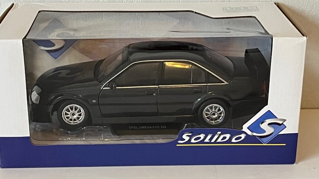 Opel Omega EVO 500 1:18 nieuw in doos, Hobby en Vrije tijd, Modelauto's | 1:18, Ophalen, Nieuw, Auto, Solido