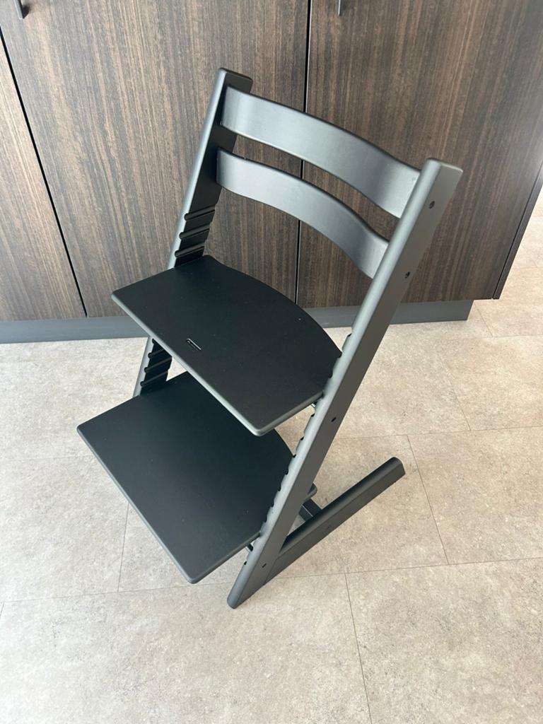 Mat zwarte stokke tripp trapp stoel - trip trap, Ophalen, Zo goed als nieuw, Meegroeistoel