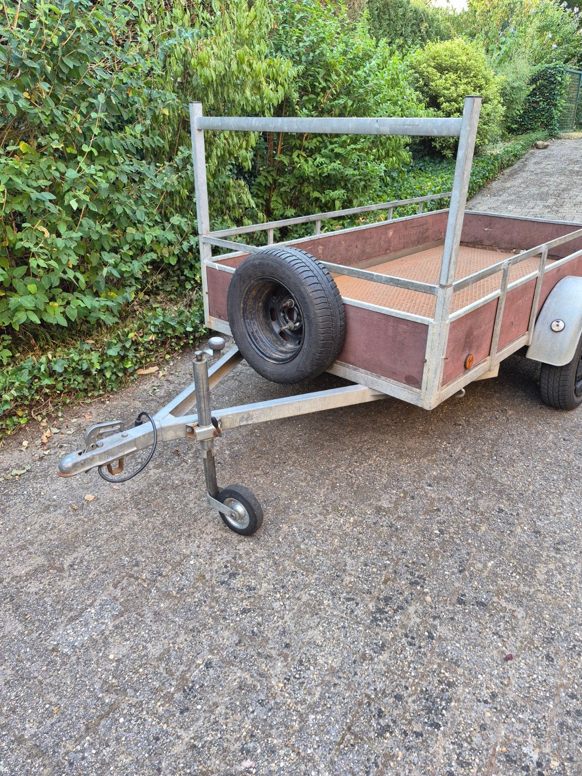 Gebruikte aanhangwagen met reservewiel en opzetrek, Ophalen