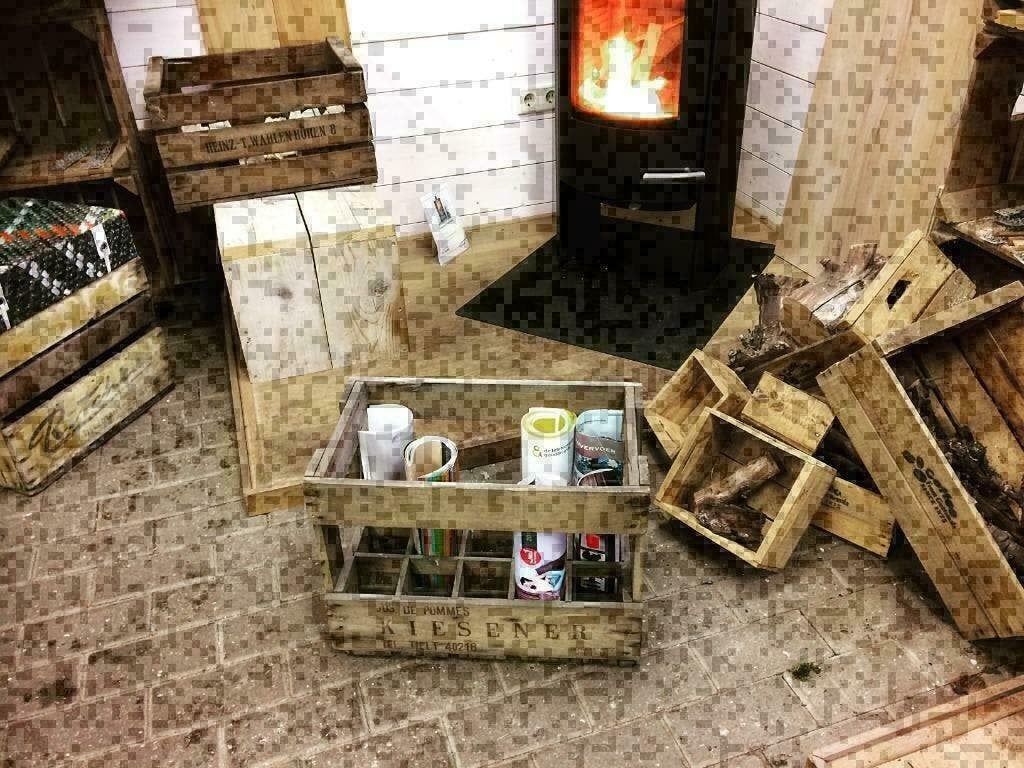 Oude houten flessen kisten , lectuurbak , veilingkisten.