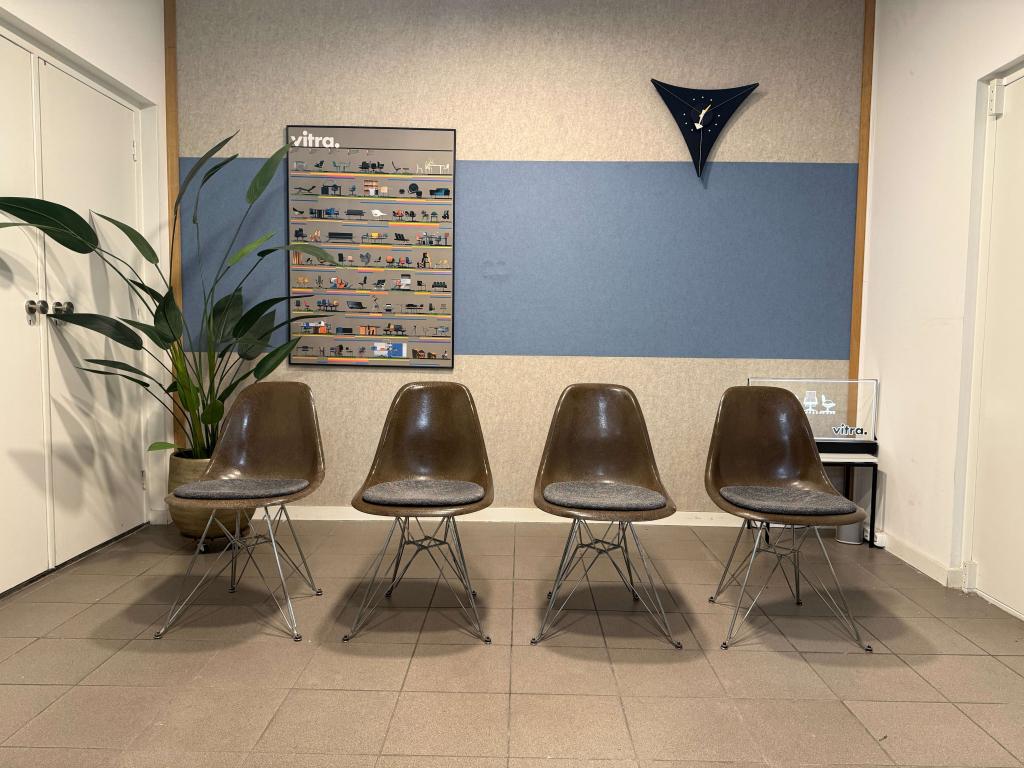 Herman Miller | Eames | DSR | Tan Dark Fiberglass | 4x, Bruin, Herman Miller, Ophalen of Verzenden, Vier