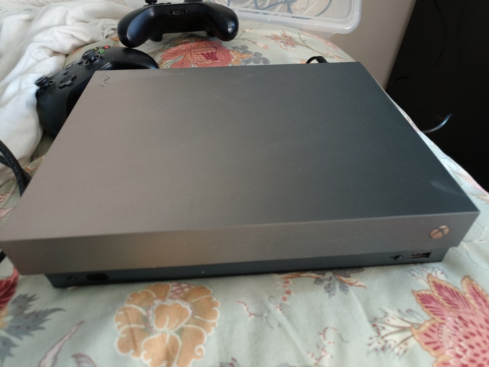 Xbox One X met 2 controllers en 3 spellen, Ophalen of Verzenden, Gebruikt, 1 TB, Met 2 controllers