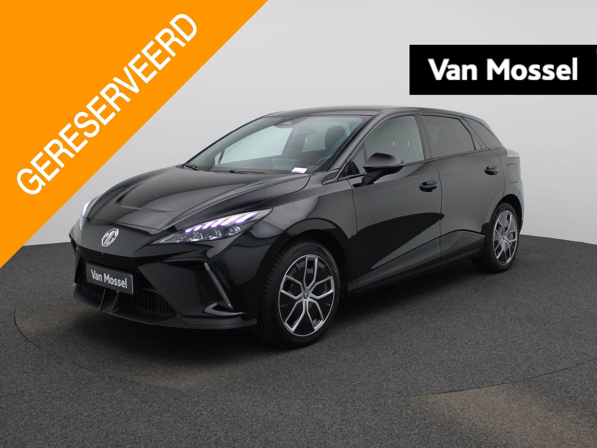 MG 4 Long Range Luxury 64kWh | All-Season banden | Navi | Le, Auto's, Automaat, 12 maanden, Gebruikt, Zwart