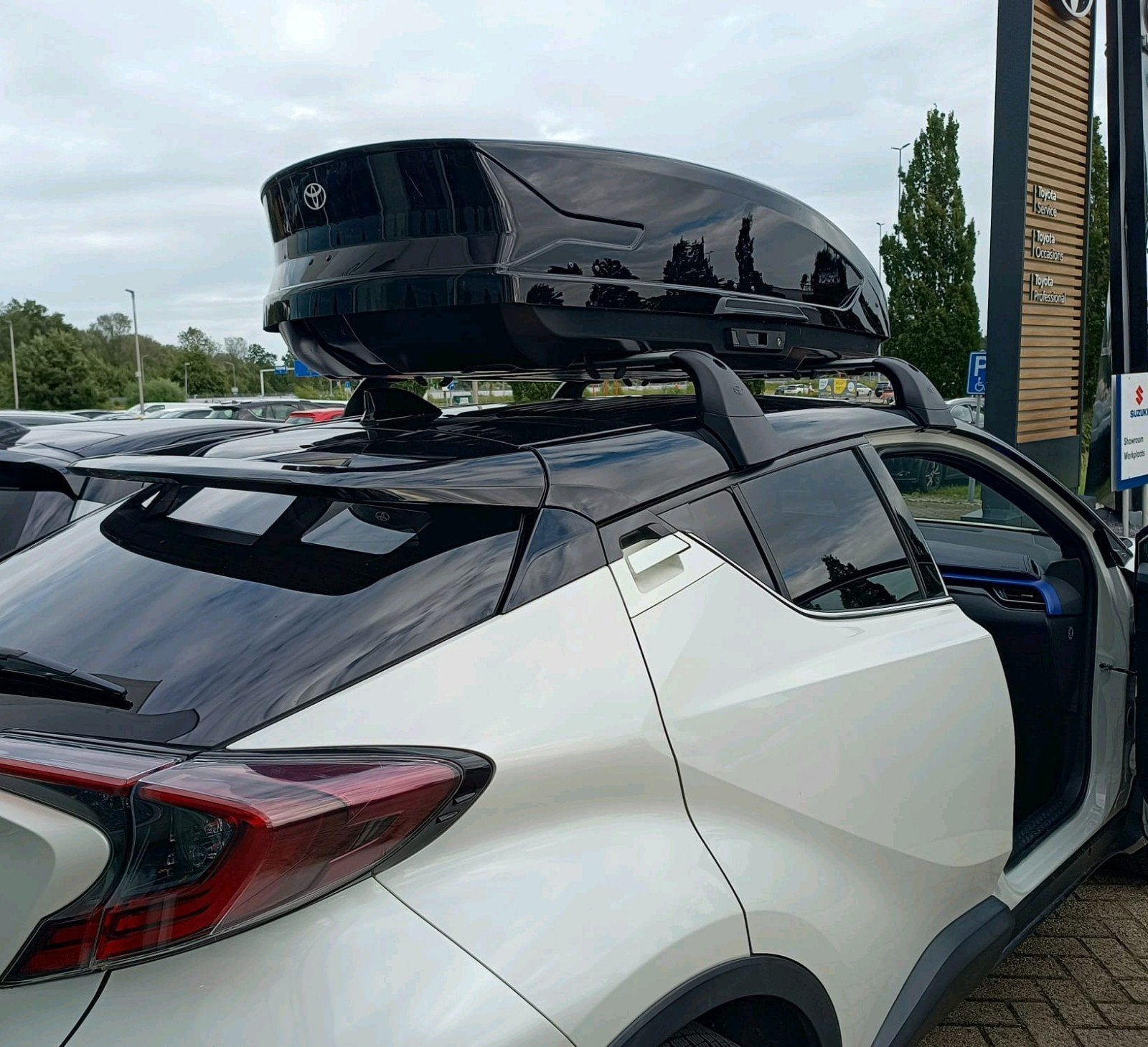 Originele Toyota dakkoffer met dragers voor de CH-R, Auto diversen, Ophalen, Zo goed als nieuw