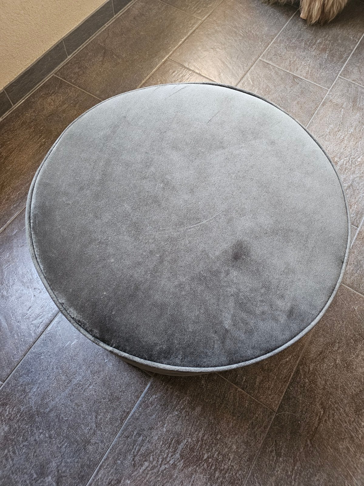 olijf kleur velvet poef van Woood, Ophalen, Hotel chique, Stof, 50 tot 75 cm