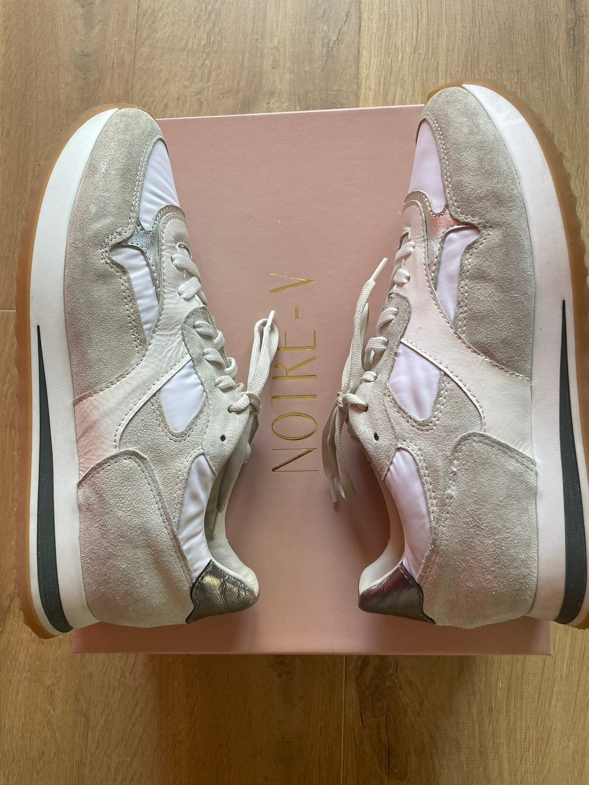 Witte Notre-V Sneakers, met zilveren accenten, maat 39, Wit, Ophalen of Verzenden, Sneakers of Gympen, Zo goed als nieuw