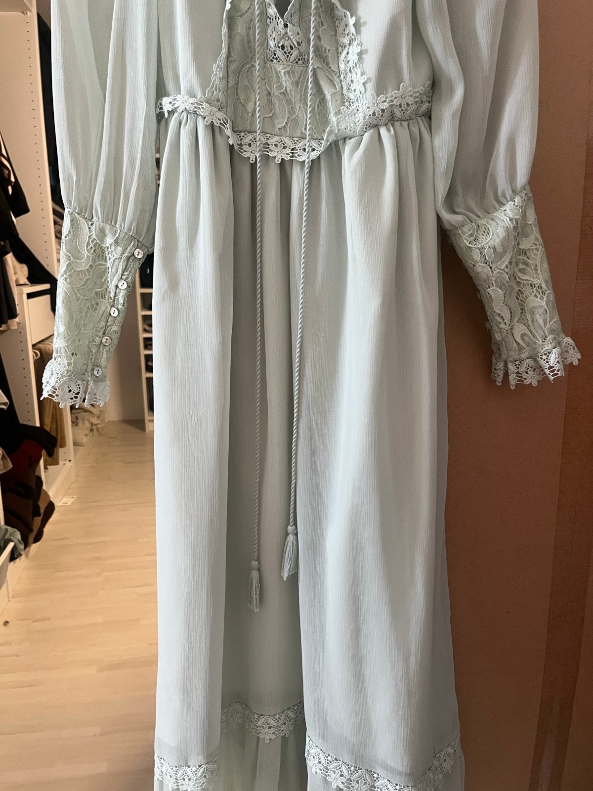 Vintage Groene Maxi Jurk met Kant en Ruches, Ophalen of Verzenden, Zo goed als nieuw, Maat 34 (XS) of kleiner, Onder de knie