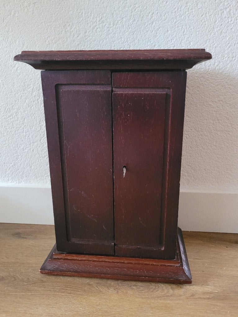 Houten miniatuur kastje met 2 deurtjes H 34,5 cm., Antiek en Kunst, Ophalen of Verzenden