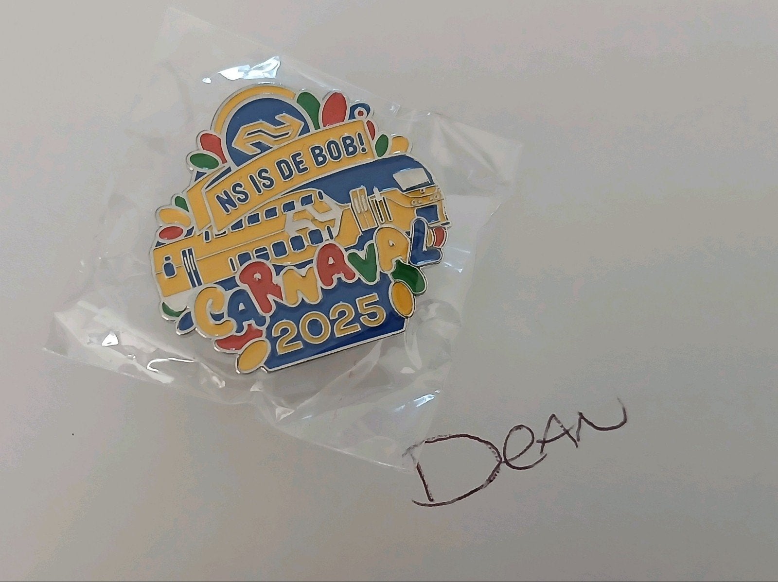 ns is de bob carnaval 2025 pin badge speldje nieuw, Verzamelen, Ophalen of Verzenden, Nieuw, Transport, Speldje of Pin