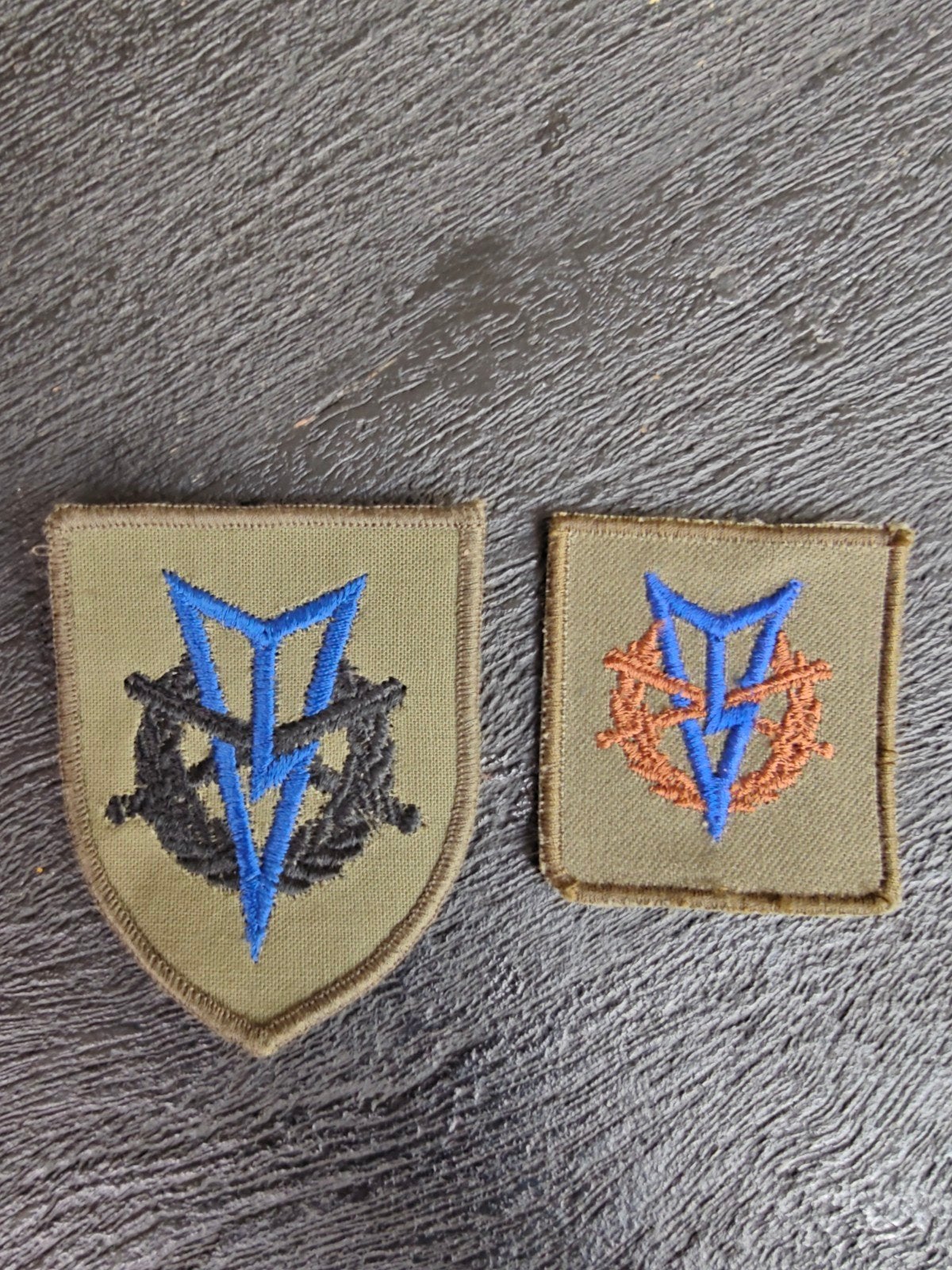 2 borstemblemen MLV.. blauwe met zwemmen, Ophalen of Verzenden, Landmacht, Nederland, Embleem of Badge