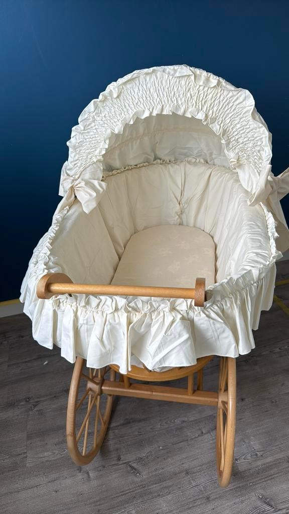 Baby wieg nog heel mooi, Kinderen en Baby's, Babywiegjes en Ledikanten, Ophalen, Zo goed als nieuw, Wieg
