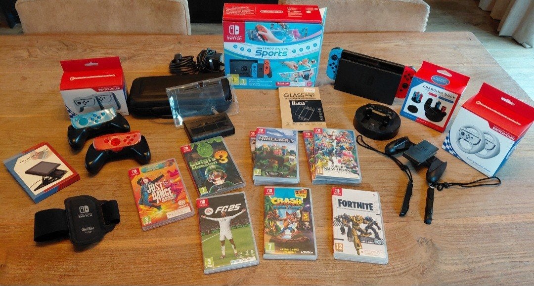Nintendo switch en veel extra's, Ophalen, Met 2 controllers, Zo goed als nieuw, Met harde schijf