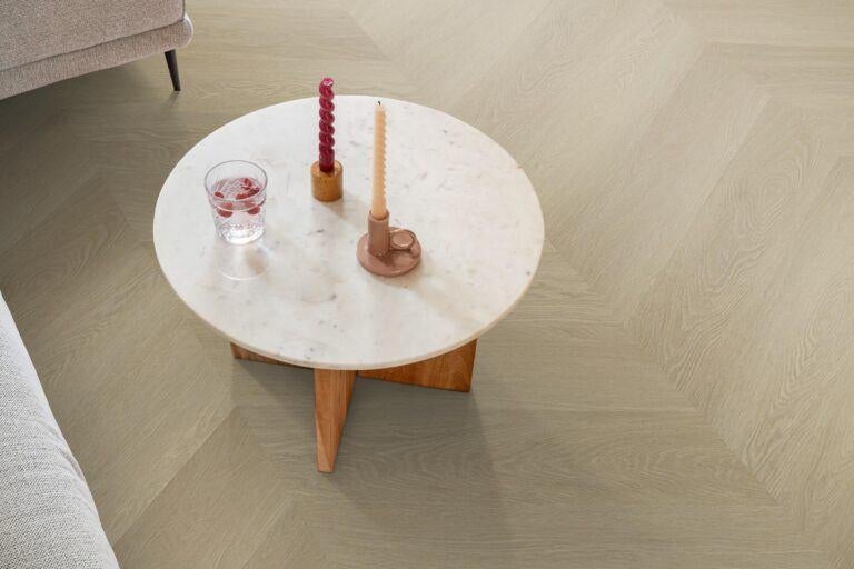 YUP Fulham chevron dryback natural oak l €19,90, PVC DRYBACK HONGAARSE PUNT, Crème, 75 m² of meer, Nieuw
