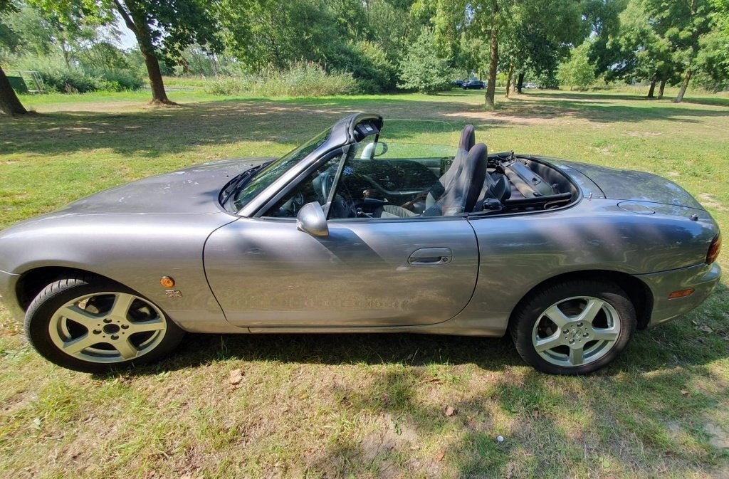 Mazda MX-5 1.6 I 2004 Zilver Grijs, Auto's, 13 km/l, Achterwielaandrijving, 40 €/maand, 4 cilinders