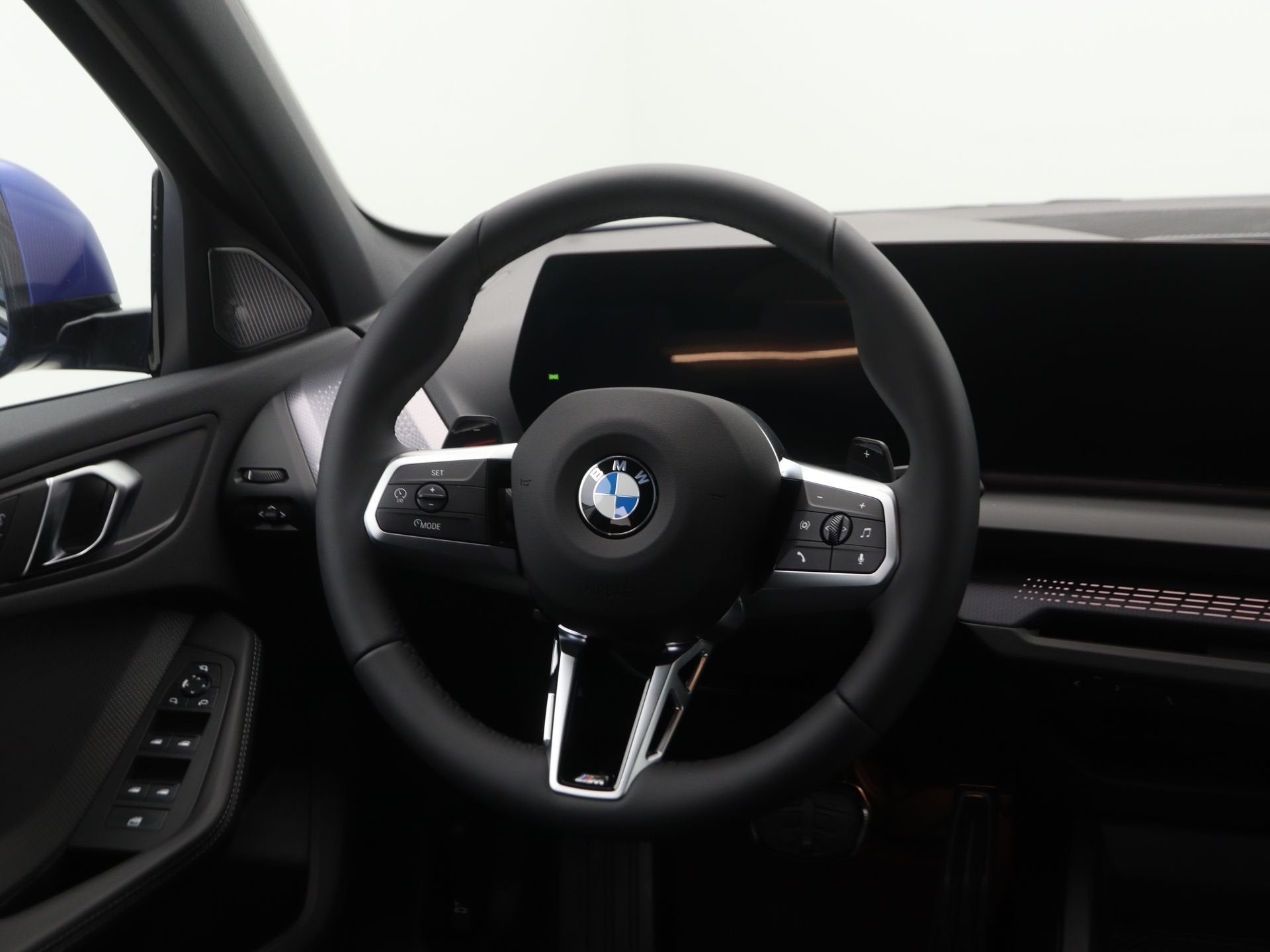 BMW 1 Serie 120 M Sport Design Edition (bj 2026, automaat), Auto's, Dealer onderhouden, Met garantie (alle), Blauw, Bedrijf