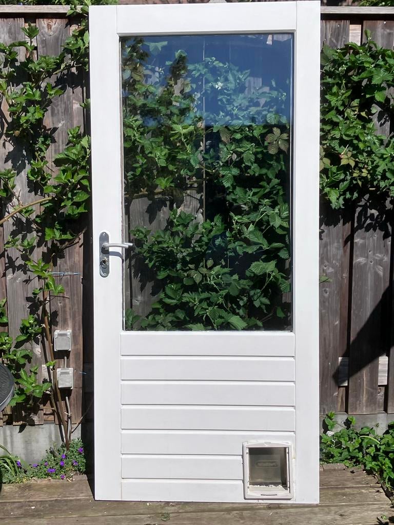 Witte hardhouten buitendeur met dubbel glas en kattenluik, Doe-het-zelf en Verbouw, Gebruikt, 80 tot 100 cm, Ophalen of Verzenden