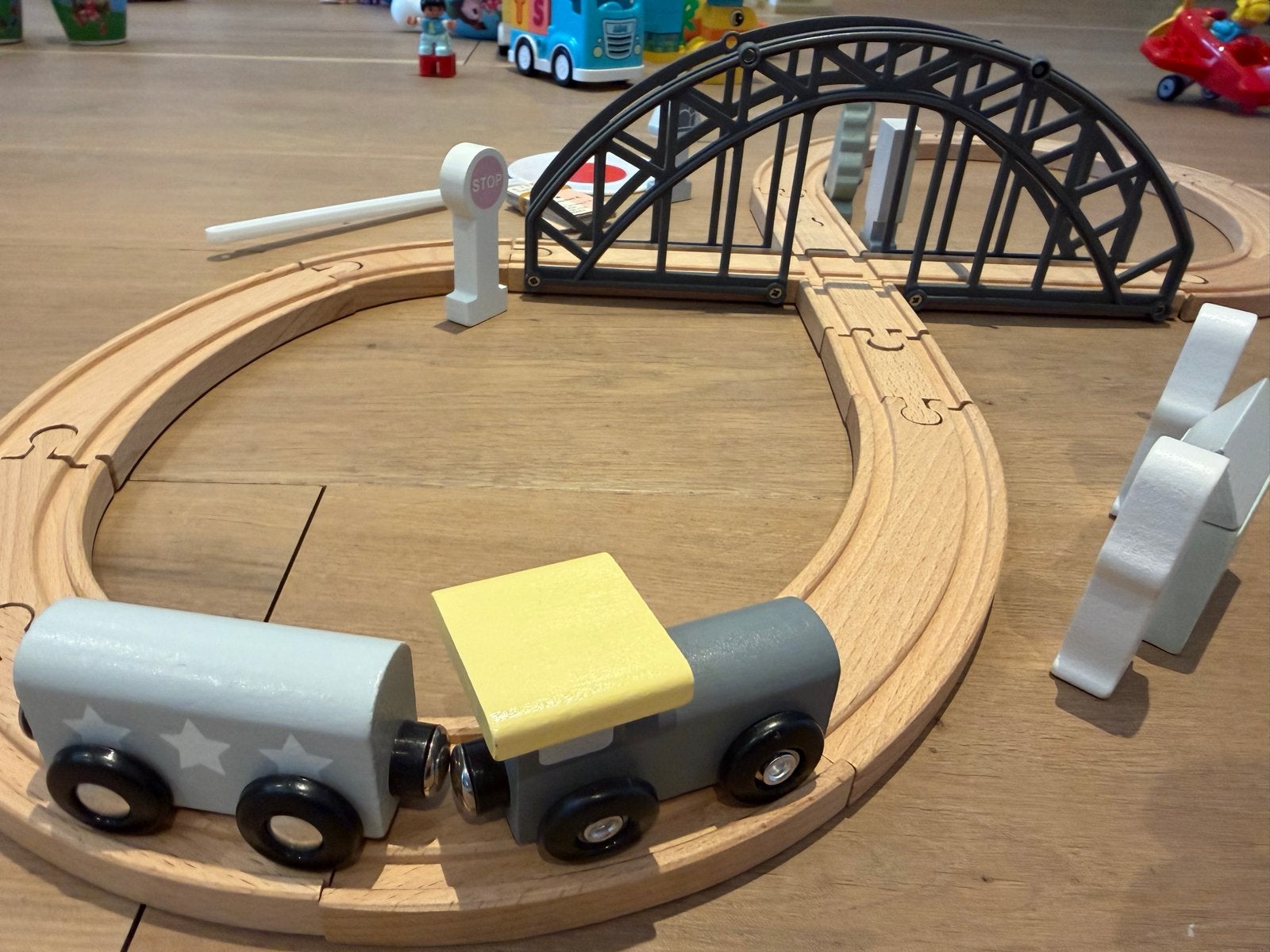 Houten treinbaan met brug en accessoires, Ophalen of Verzenden, Gebruikt, Rij- of Hobbelspeelgoed