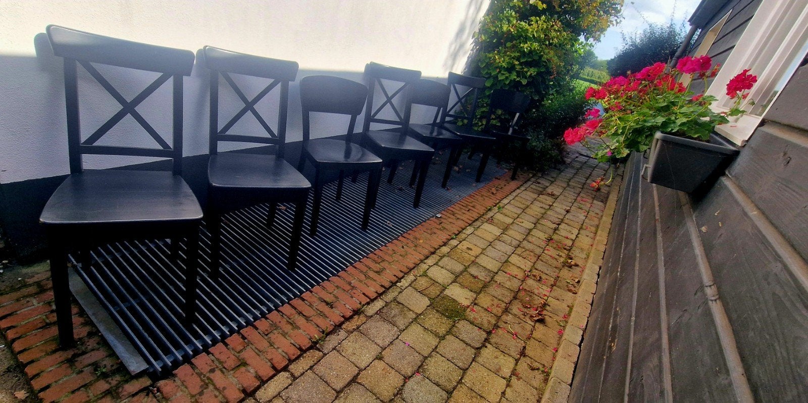 4 zwarte stoelen, 2 van elk model, Ophalen