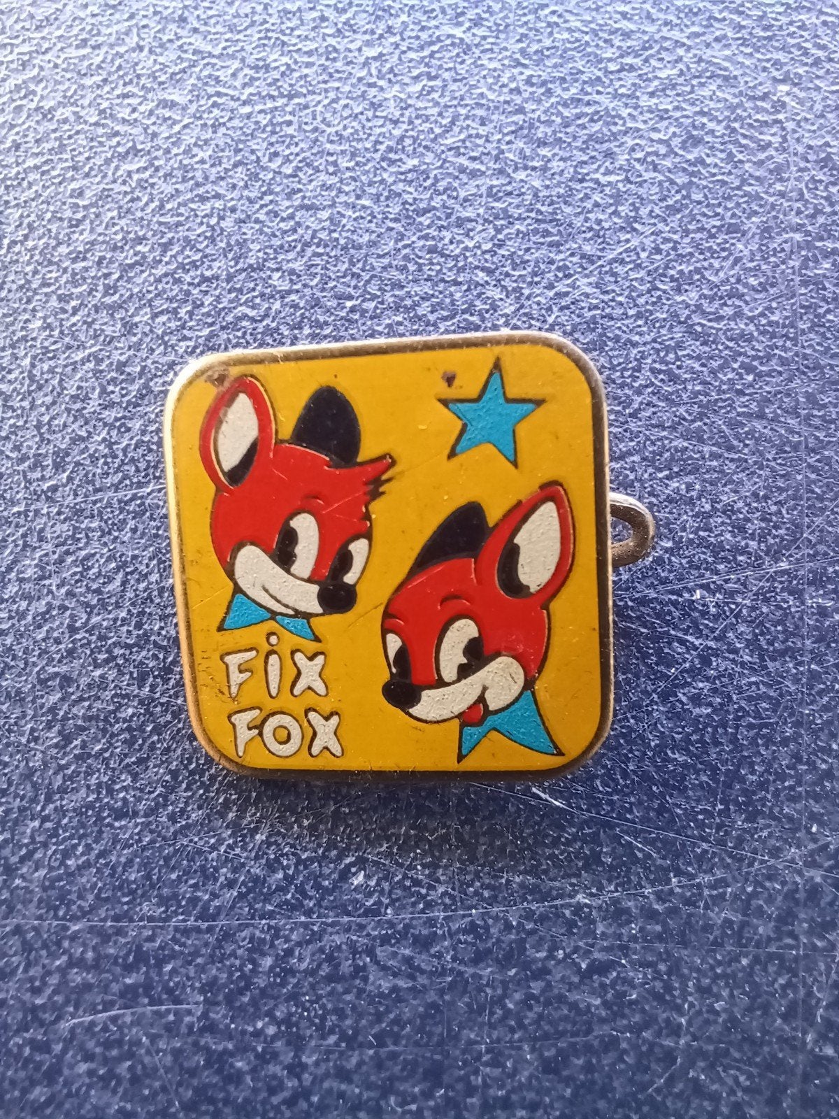 Speldje broche van Fix Fox (donkere sterren), Ophalen of Verzenden, Gebruikt, Overige onderwerpen, Speldje of Pin