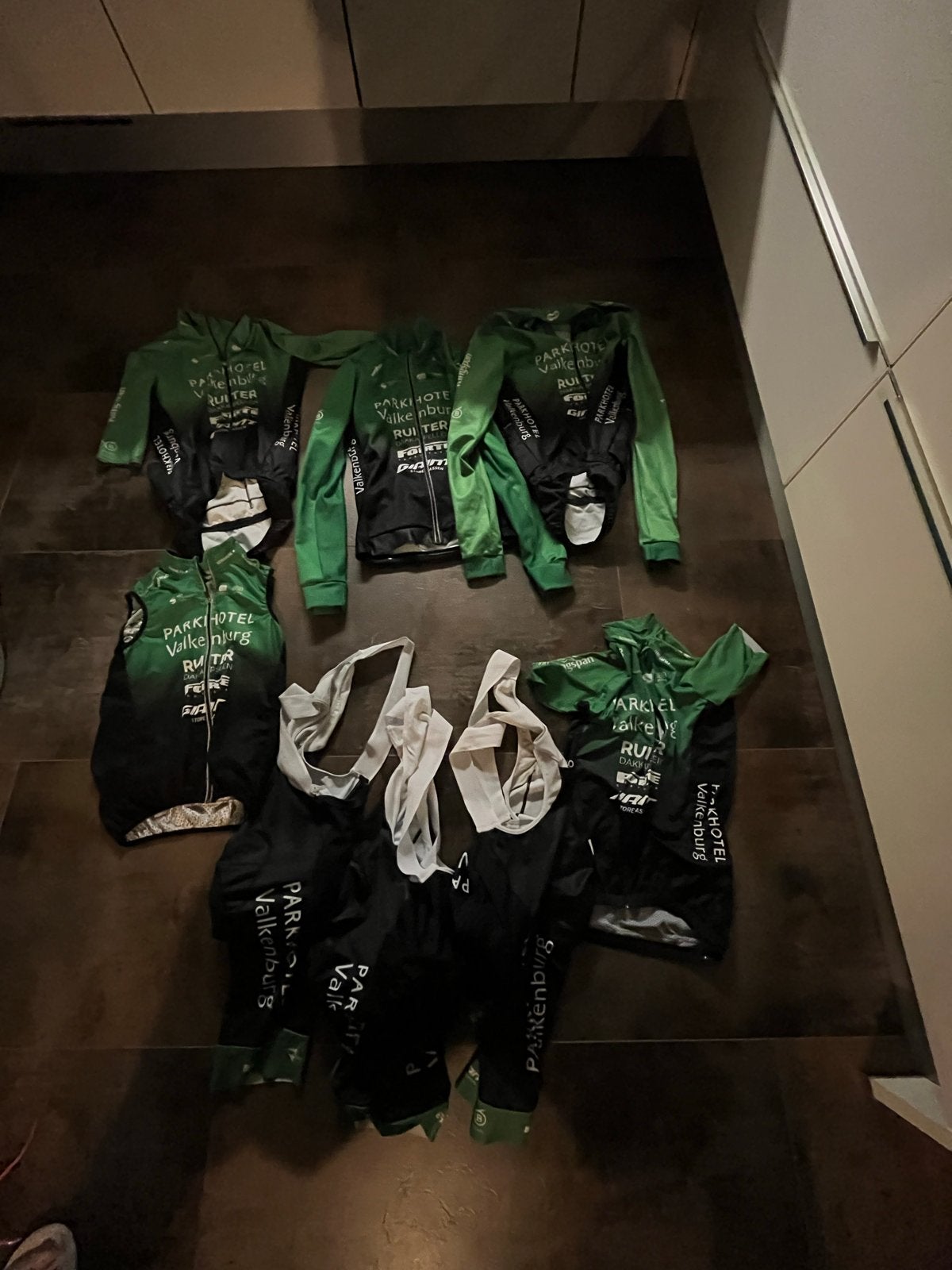 8-delig wielrenkleding setje Parkhotel Valkenburg, Ophalen of Verzenden, Gebruikt, Helm