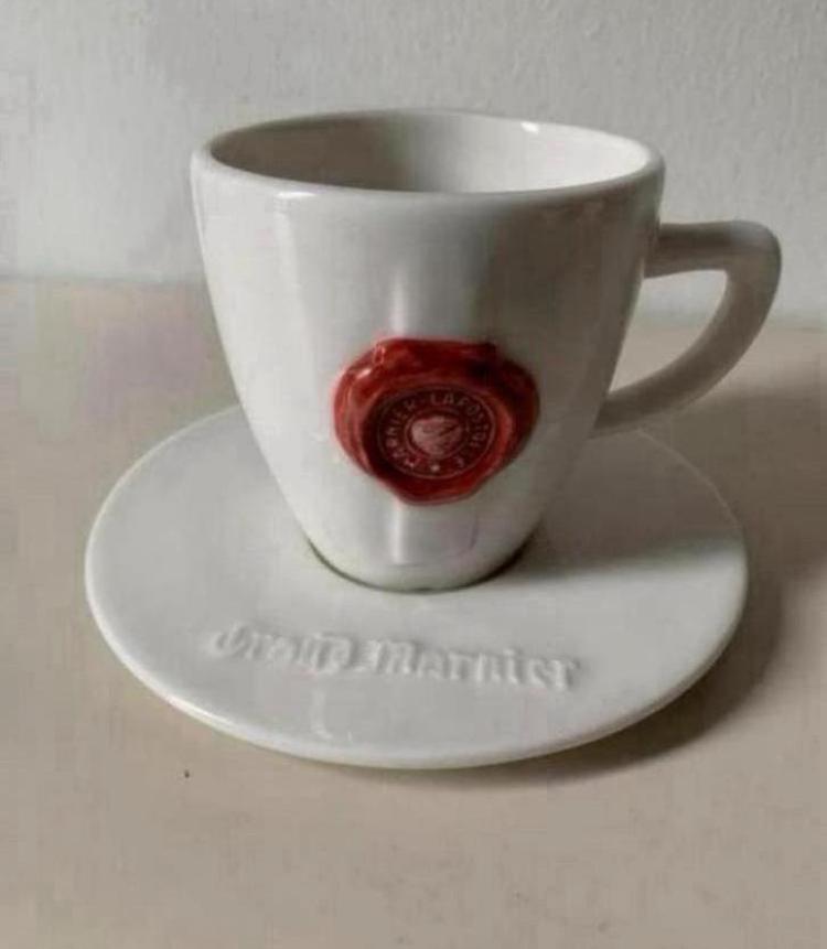Grote originele kop-/schotel GRAND MARNIER - design ANDREOLI, Ophalen of Verzenden, Zo goed als nieuw, Porselein, Kop en/of schotel
