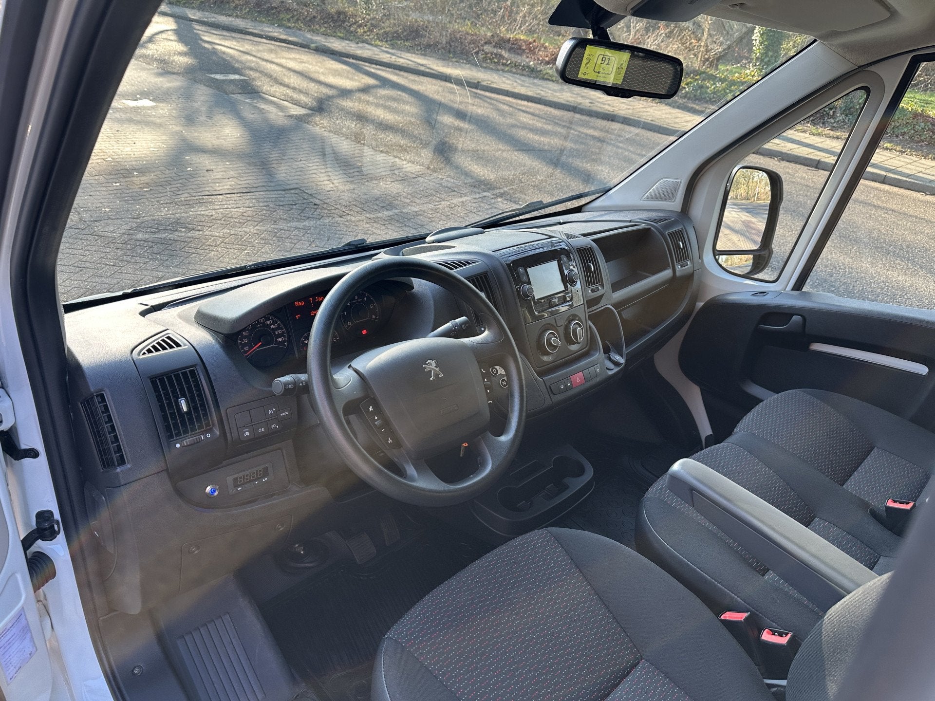 Peugeot e-Boxer 435 L3H2 Premium 70 kWh 136pk | Achteruitrij, Auto's, Bestelauto's, 12 maanden, Gebruikt, Zwart, Wit