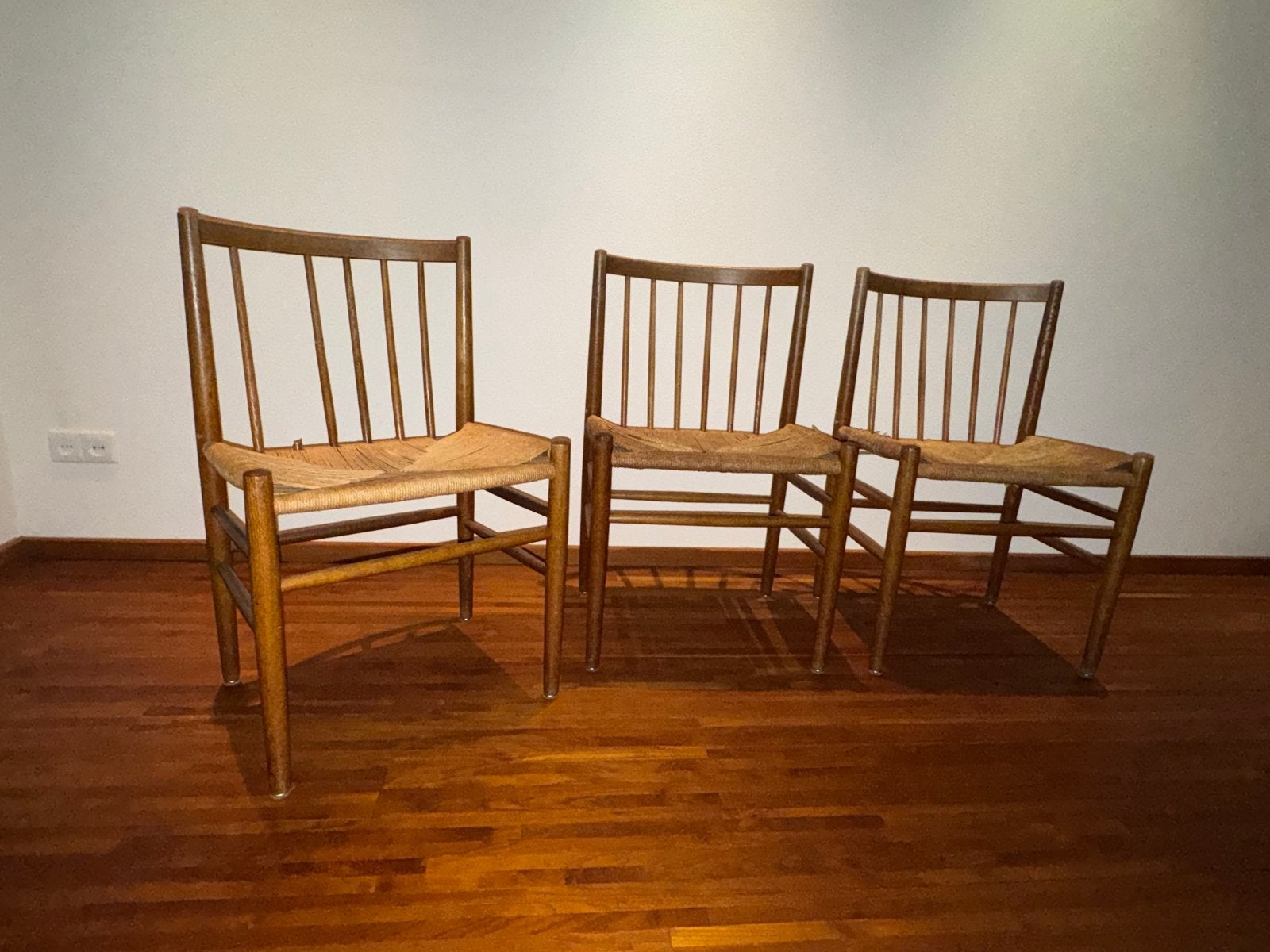 3 stijlvolle vintage houten stoelen met rieten zitting, Ophalen
