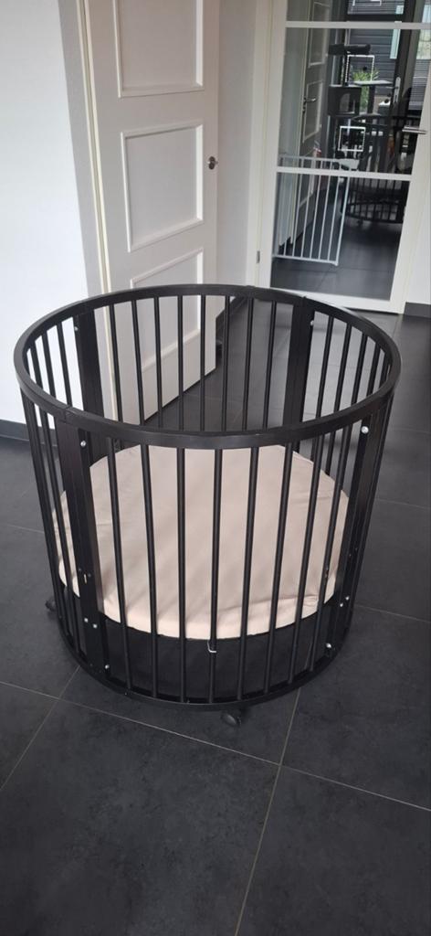Buxibo Baby Box Rond Zwart - Incl. Matras & Wielen, Kinderen en Baby's, Boxen, Ophalen, Gebruikt, Rond, Wieltjes