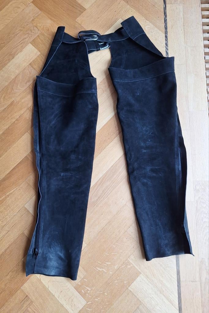Lange zwarte suede western chaps., Ophalen of Verzenden, Zo goed als nieuw, Zwart, W28 - W29 (confectie 36)