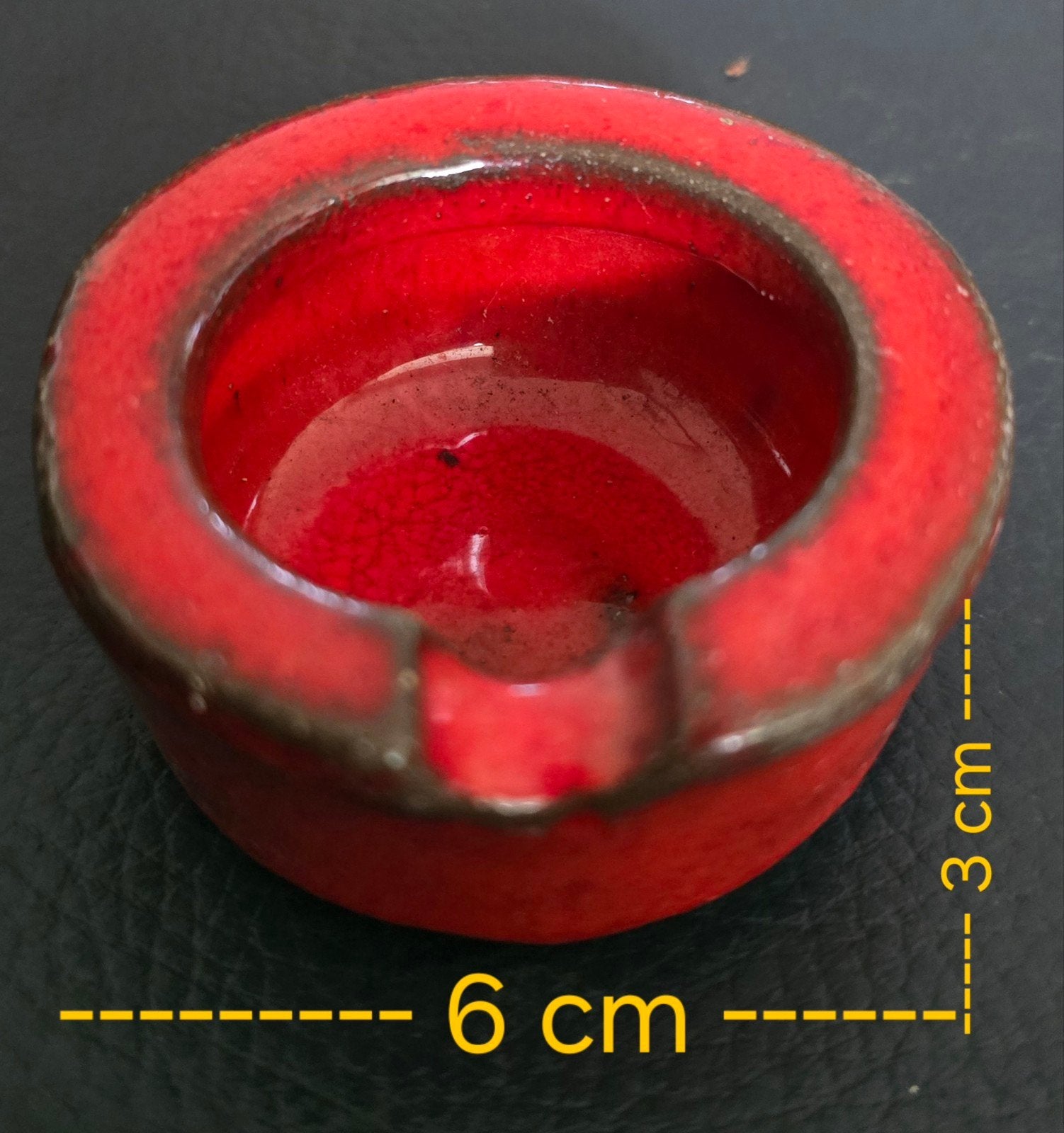 Vintage rode asbak van keramiek - 6x3 cm, Antiek en Kunst, Antiek | Emaille, Ophalen of Verzenden