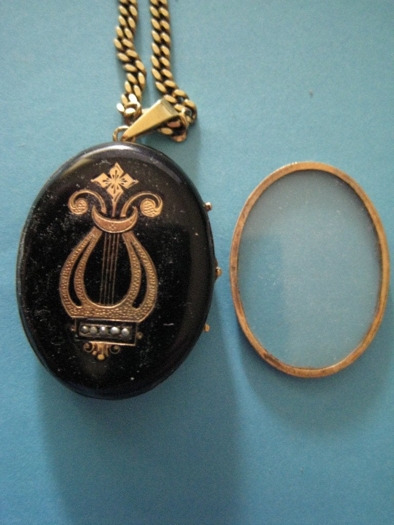 Medaillon 2,5 x 3,5 cm Gouden buitenrand, zilver binnenkast, Antiek en Kunst, Ophalen of Verzenden