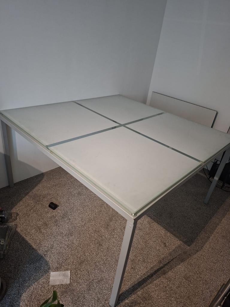 Moderne eettafel met glazen blad en metalen onderstel, Huis en Inrichting, Tafels | Eettafels, Gebruikt, Ophalen of Verzenden