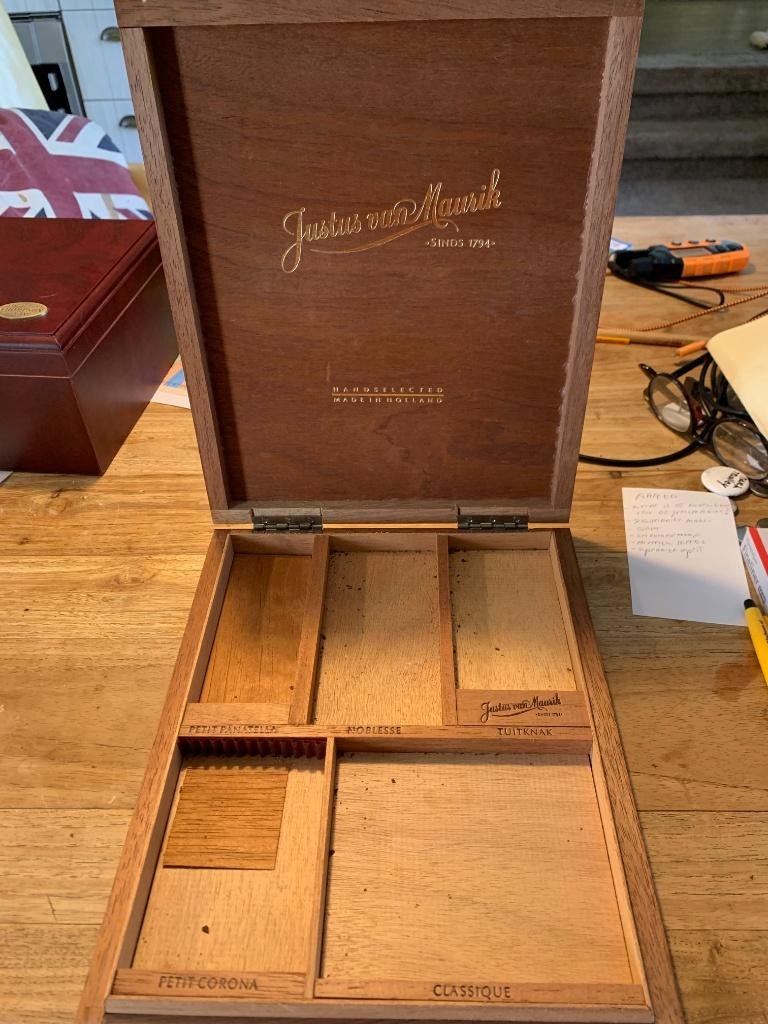 Justus van Maurik sigaren doos groot. Mint conditie, Ophalen of Verzenden, Zo goed als nieuw, Tabaksdoos of Verpakking