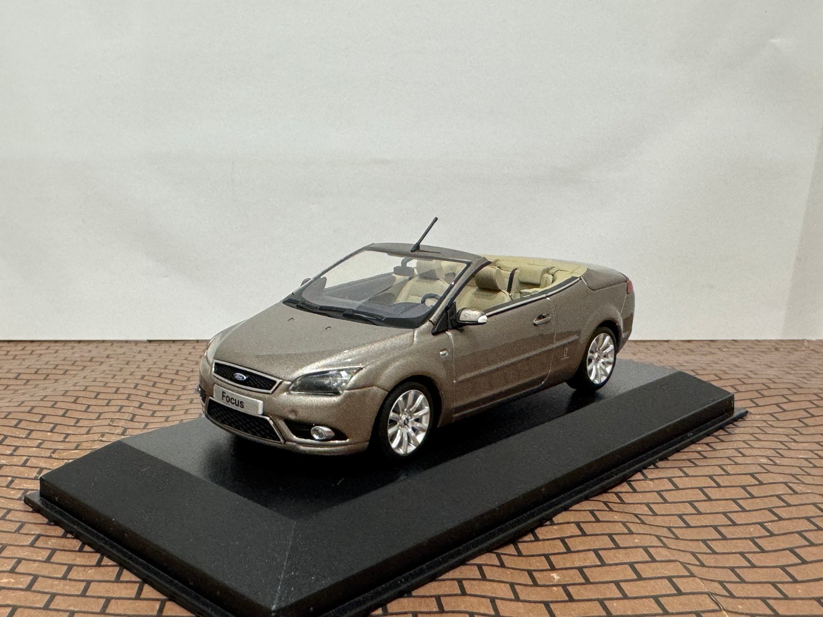 Ford Focus Cabriolet 2008 Bruin Futura Minichamps 1:43, Ophalen of Verzenden, Nieuw, Auto, MiniChamps