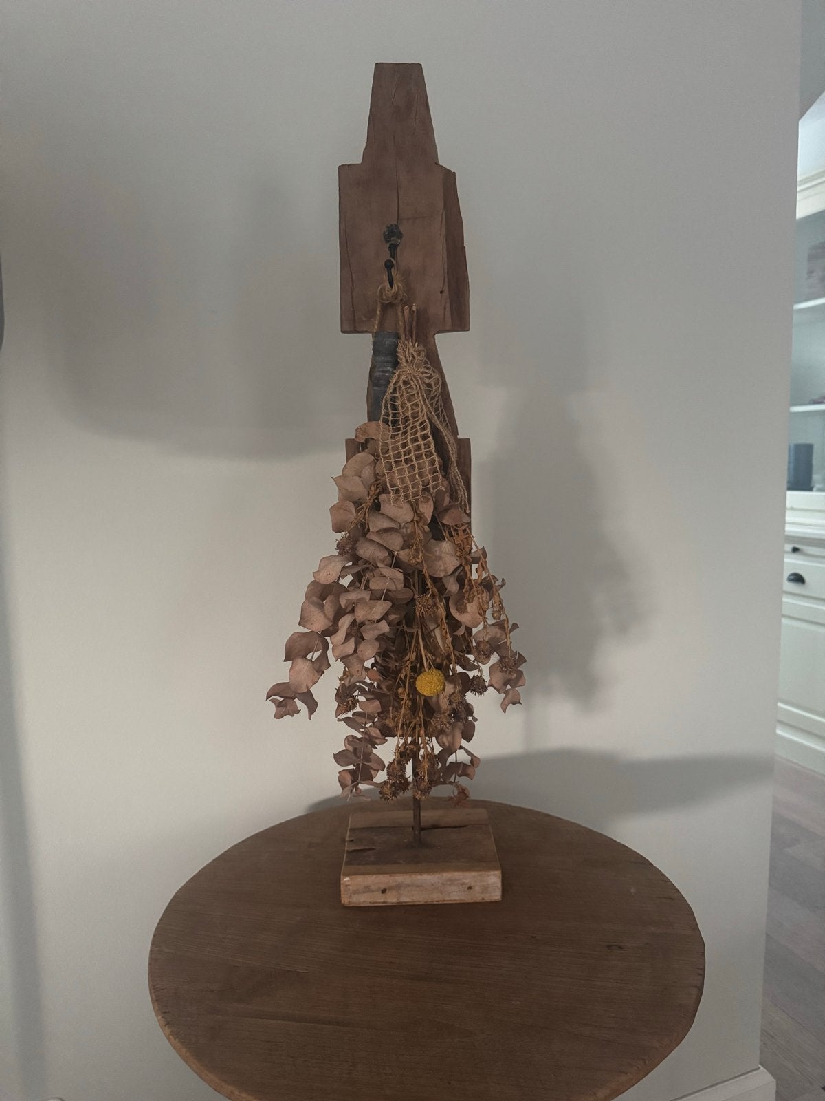 Landelijk houten ornament op voet, Ophalen, Hout, Bruin, Landelijk