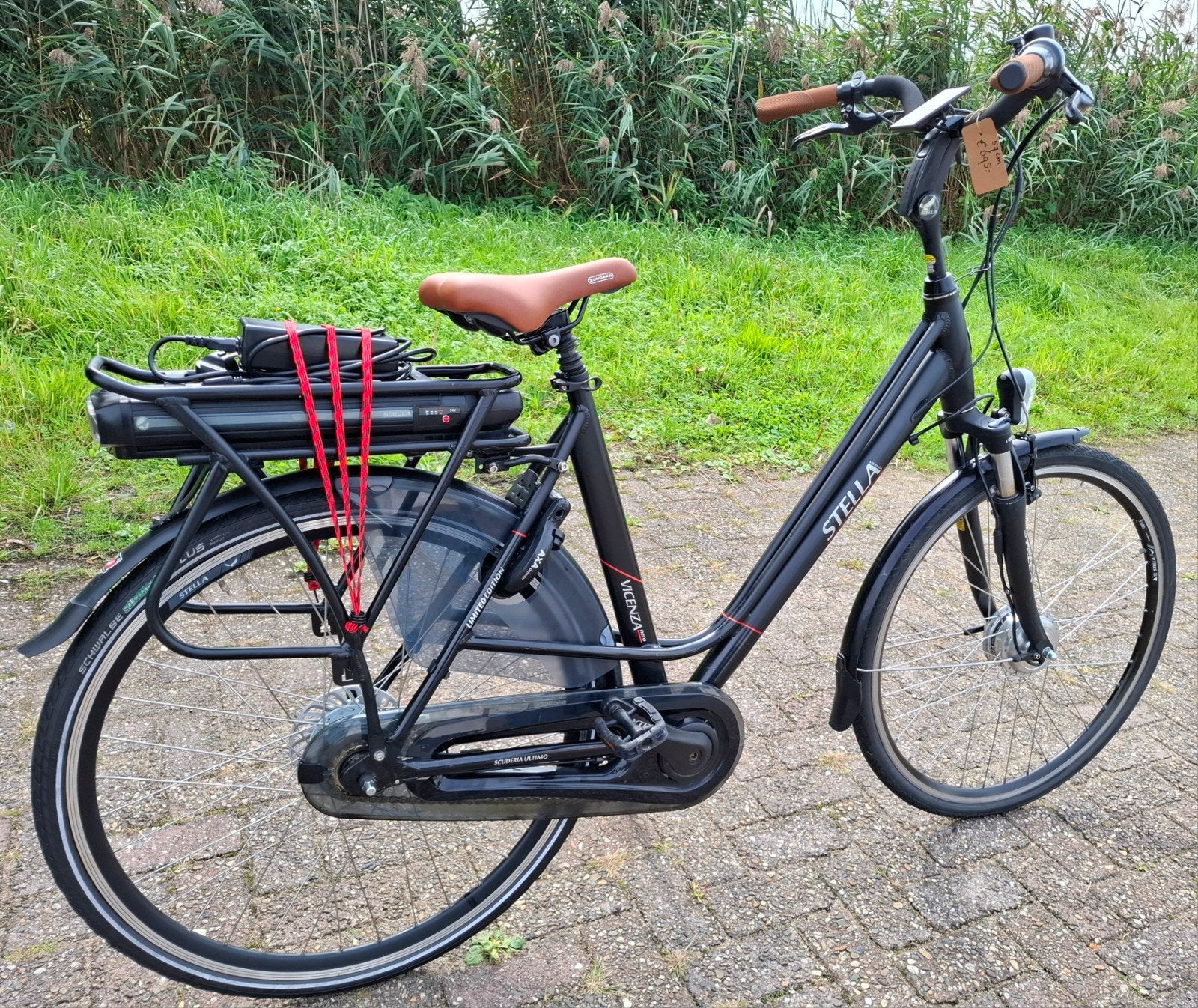 Foto 3 van Mooie mat zwarte elektrische Stella damesfiets, E-bike✅️