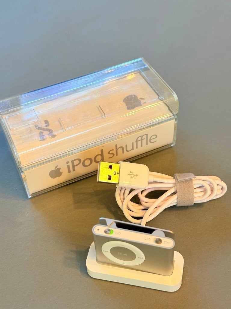Apple iPod Shuffle 2e Gen Zilver 1GB Michelin Gravering, Shuffle, Zo goed als nieuw, Zilver, Minder dan 2 GB