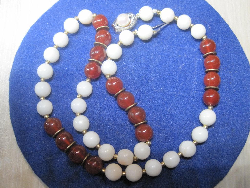 Koraal en carneool halsketting 14 Krt gouden slot ca 1950, Ophalen, Zo goed als nieuw, Met edelsteen, Rood