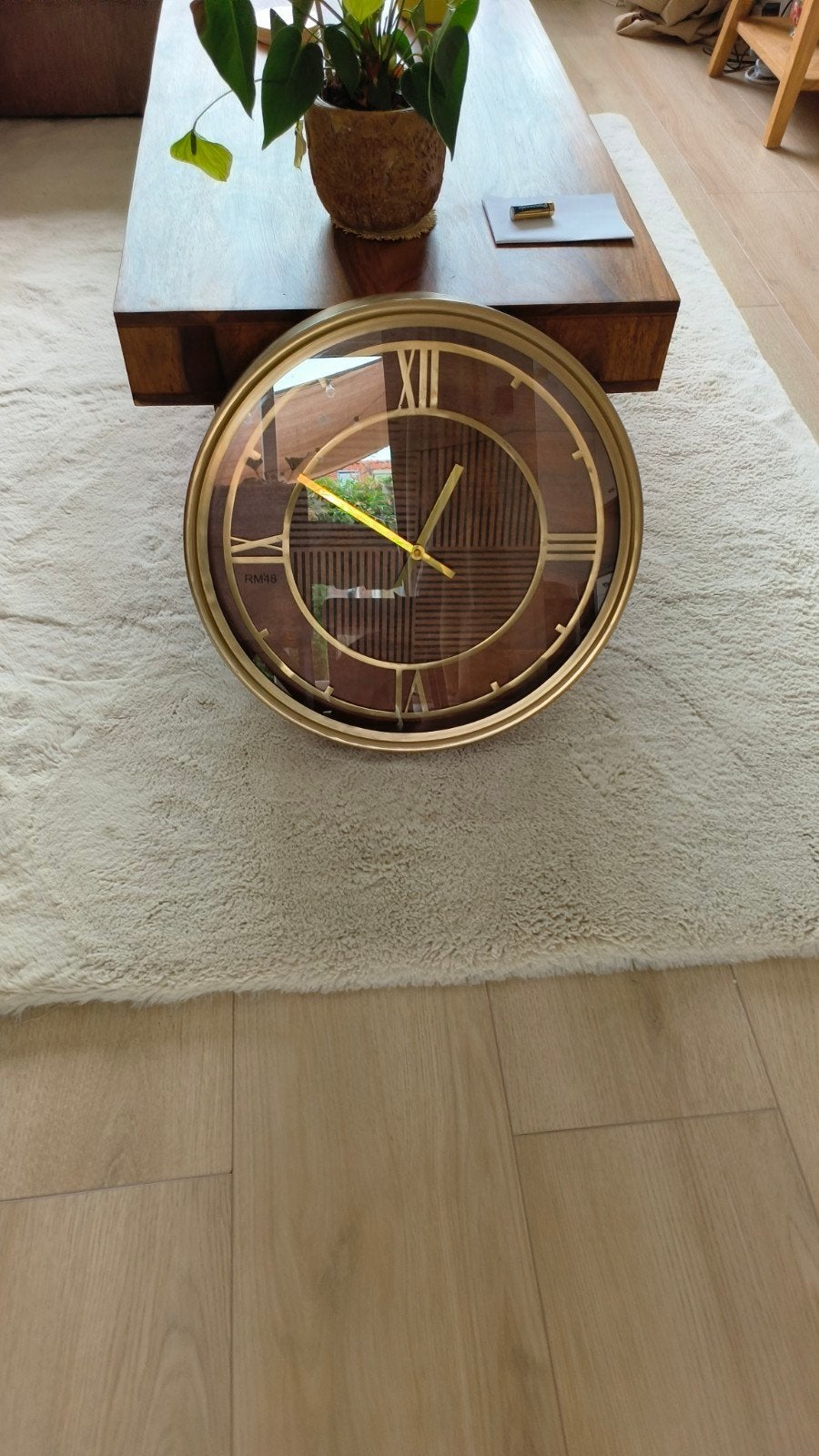 Riviera Maison Wandklok RM'48 Goud/Hout, Huis en Inrichting, Woonaccessoires | Klokken, Ophalen, Goud, Analoog, Werkt op batterijen