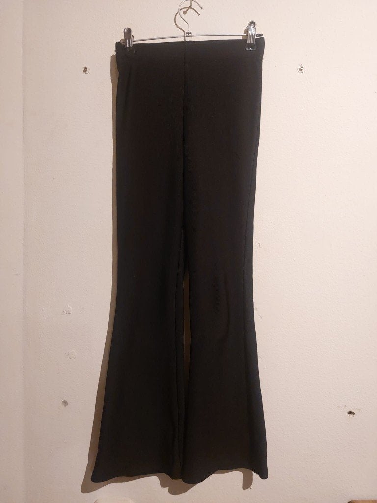 24	Zwarte flared broek 	134, Kinderen en Baby's, Kinderkleding | Maat 134, Broek, Meisje, Ophalen of Verzenden, Zo goed als nieuw