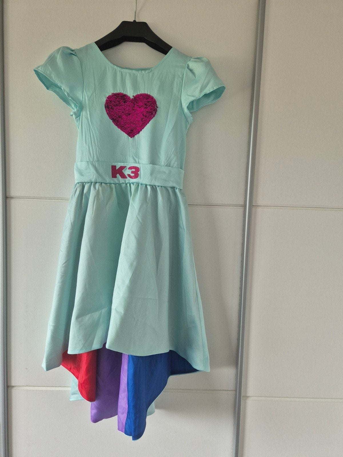 K3 jurk met pailletten hart en regenboog onderrok, Ophalen of Verzenden, Zo goed als nieuw
