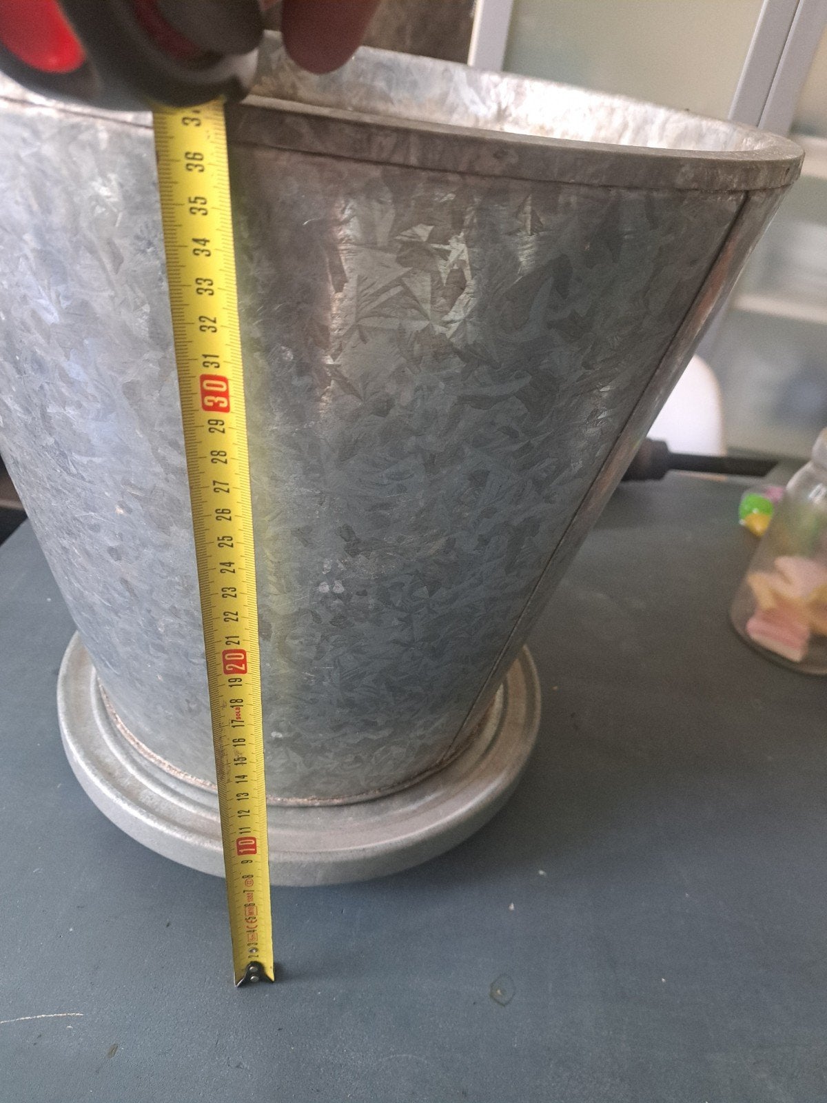 Grote zinken bloempot op rollerblad, Ophalen