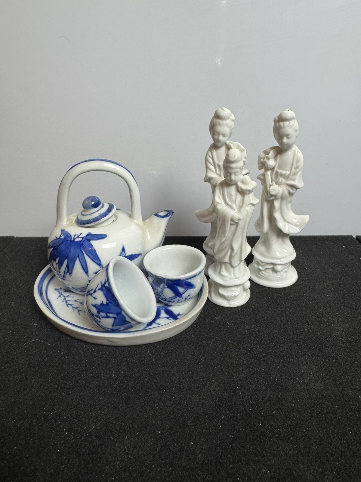 Lot Chinees porselein — theeservies en Guanyin beeldjes, Ophalen of Verzenden, Zo goed als nieuw