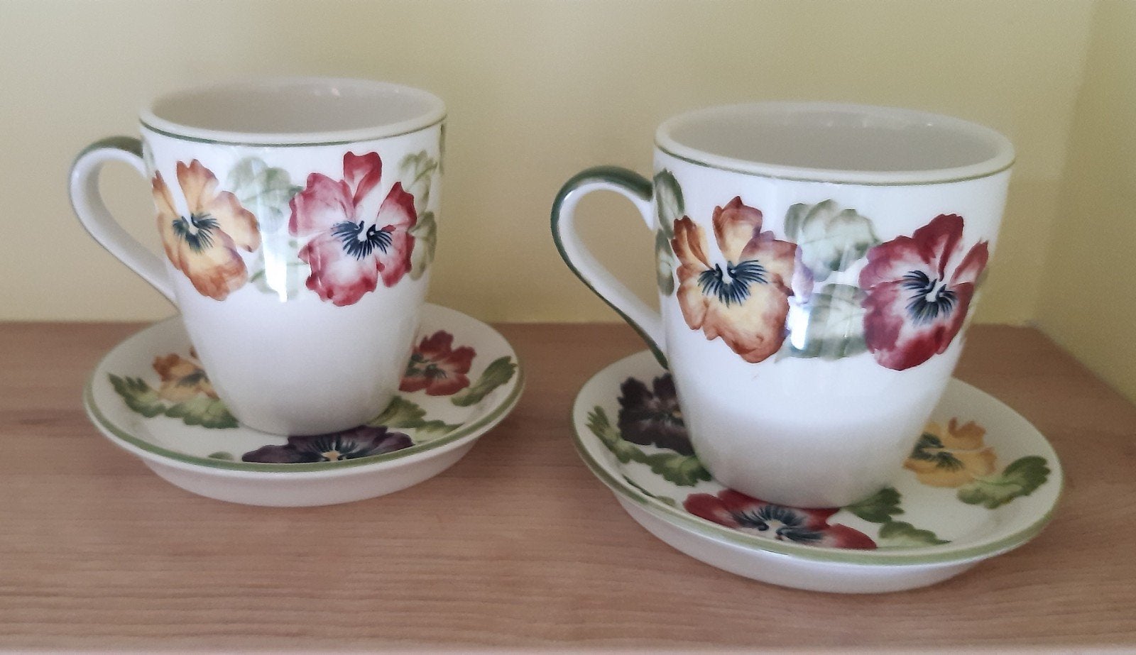 Vic's hand painted - set van 2, senseo, mok en schotel, Ophalen of Verzenden, Zo goed als nieuw, Overige stijlen, Kop(pen) en/of Schotel(s)